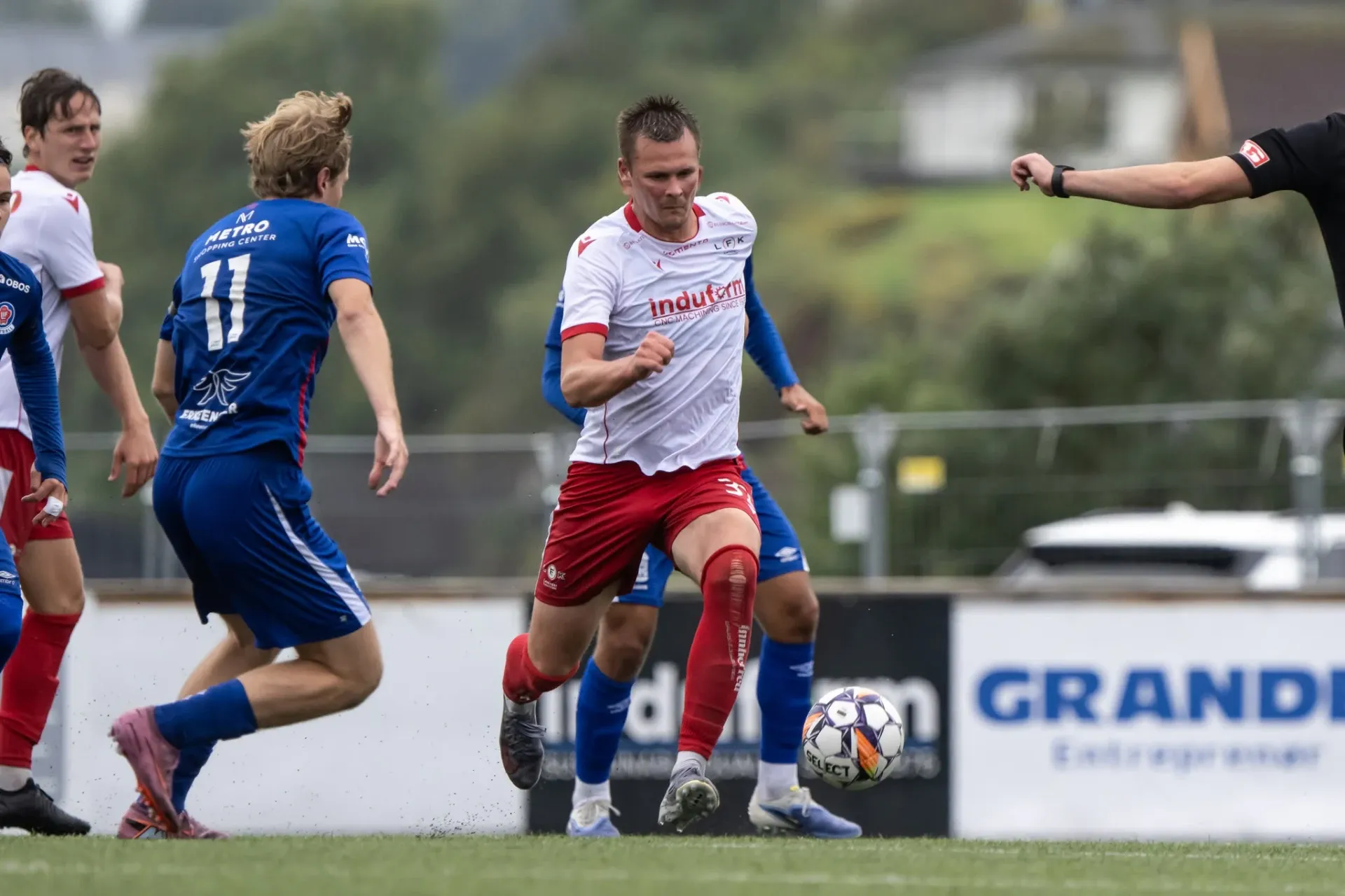 Levanger FK-spiller i duell med ballen